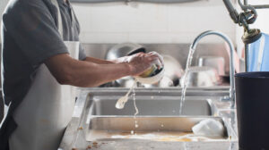 اشتباهات شستشو ظروف با دست که باید از آنها اجتناب کنید