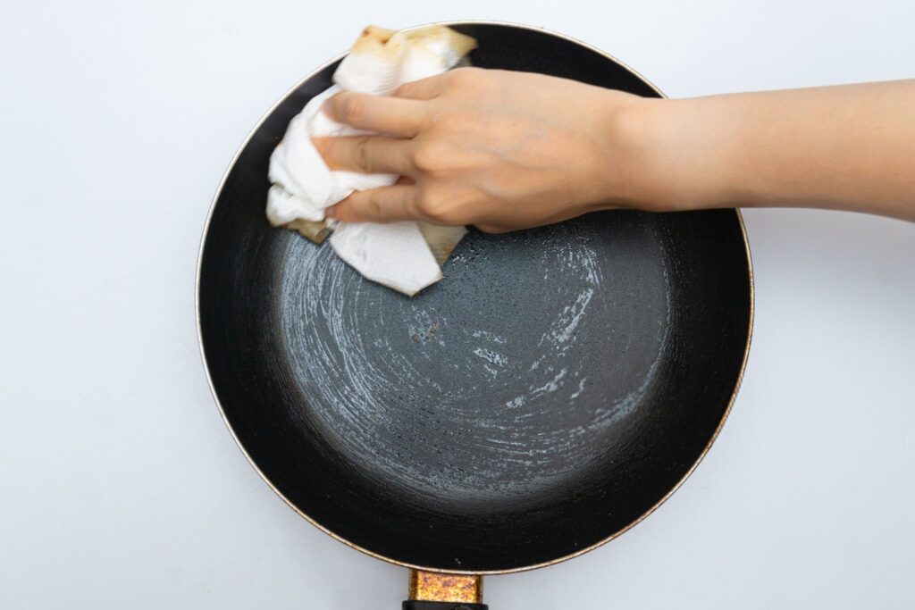 پاک کردن سوختگی تابه استیل با جوش شیرین