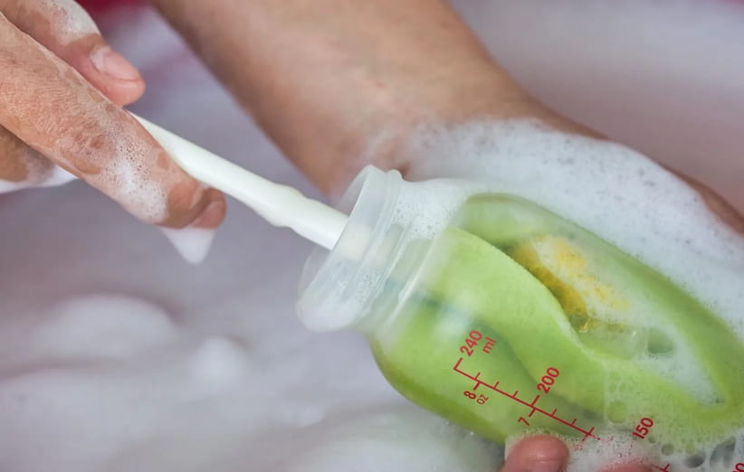 شستن شیشه شیر نوزاد